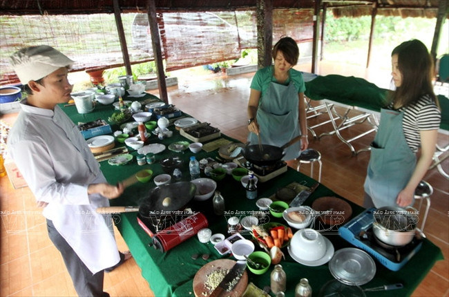 Du khách Tây thích thú "hóa thân" thành nông dân miệt vườn Nam Bộ ảnh 10