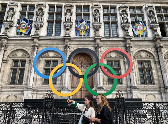 Biểu tượng Olympic tại Paris, Pháp. (Ảnh: AFP/TTXVN) Olympic Paris 2024 không sử dụng điều hòa tại Làng Vận động viên ảnh 1