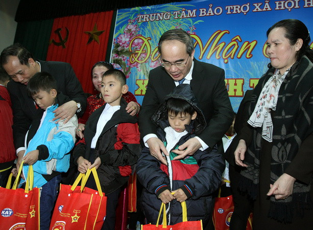 Chủ tịch UBMTTQ Việt Nam trao quà Tết cho hộ nghèo ở Trà Vinh ảnh 1