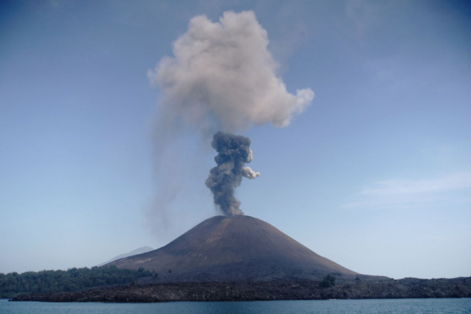 Indonesia: Núi lửa Anak Krakatau phun tro bụi cao hơn 2.000m ảnh 1