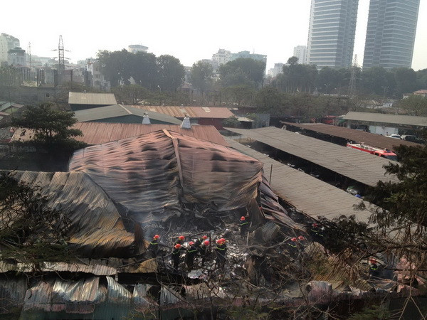 Hà Nội: Cháy kho hàng ngay gần khu dân cư, bãi gửi ôtô ảnh 1