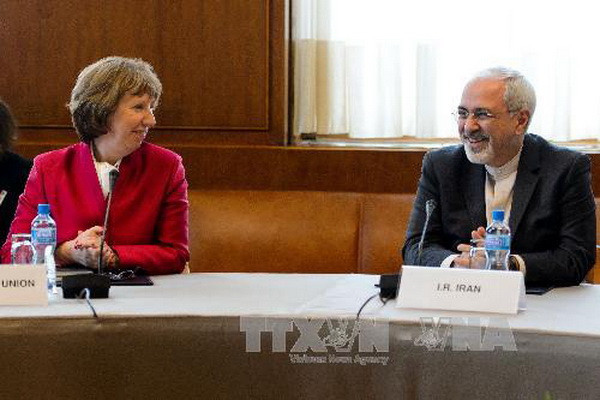 Bà Catherine Ashton và Ngoại trưởng Iran Mohammad Javad Zarif. (Nguồn: AFP/TTXVN) Đại diện EU hy vọng khởi động vòng đàm phán mới với Iran ảnh 1