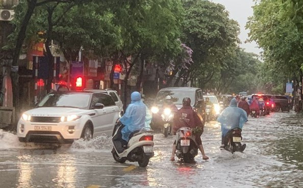 'Bỏ túi' những lưu ý khi lái xe ôtô trong điều kiện thời tiết mưa bão ảnh 3