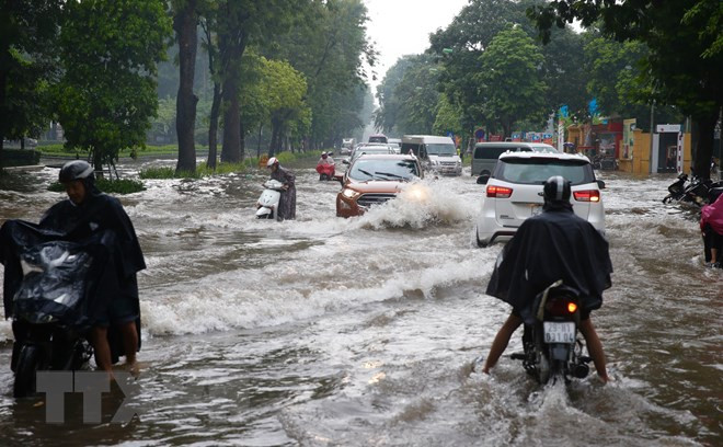 'Bỏ túi' những lưu ý khi lái xe ôtô trong điều kiện thời tiết mưa bão ảnh 2