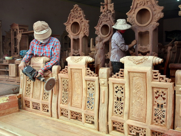 Chế tác sản phẩm đồ gỗ xuất khẩu. Ảnh minh họa. (Nguồn: TTXVN) Đồng Nai xuất khẩu trên 760 triệu USD các sản phẩm từ gỗ ảnh 1
