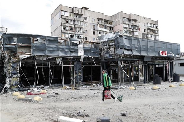 Tòa nhà bị hư hại do xung đột tại Mariupol, Ukraine. (Ảnh: THX/TTXVN) Ngân hàng Thế giới thông qua gói cứu trợ 610 triệu USD cho Ukraine ảnh 1