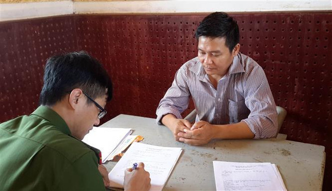 Nguyễn Sỹ Chí tại cơ quan điều tra. (Ảnh: TTXVN phát) Đắk Nông: Khởi tố phó giám đốc lừa chiếm đoạt hơn 17 tỷ đồng ảnh 1