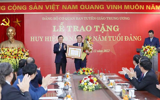 Thường trực Ban Bí thư Võ Văn Thưởng trao Huy hiệu 40 năm tuổi Đảng cho đồng chí Nguyễn Trọng Nghĩa, Bí thư Trung ương Đảng, Trưởng Ban Tuyên giáo Trung ương. (Ảnh: Phương Hoa/TTXVN) Trao tặng Huy hiệu 40 năm tuổi Đảng cho Trưởng ban Tuyên giáo TW ảnh 1