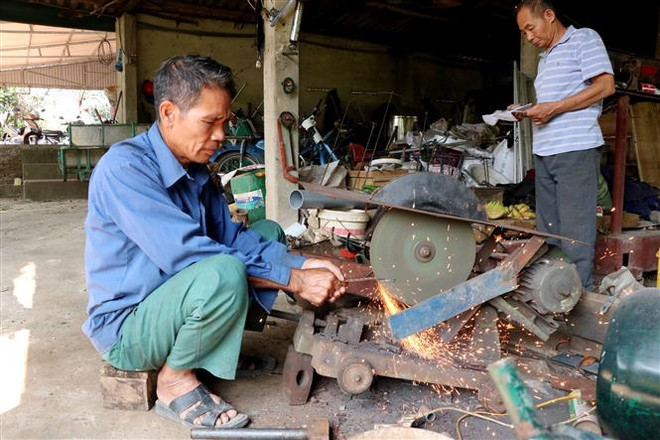 “Nhà sáng chế” của nông dân với chiếc máy hút sâu chè ảnh 1