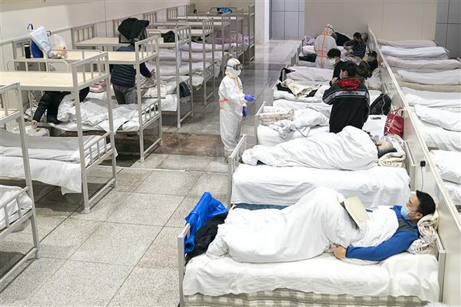 Bệnh nhân nhiễm virus corona chủng mới được điều trị tại một bệnh viện ở Vũ Hán, Trung Quốc ngày 5/2/2020. (Ảnh: THX/TTXVN) Trung Quốc: Có 27 người nhiễm 2019-nCoV là người nước ngoài ảnh 1