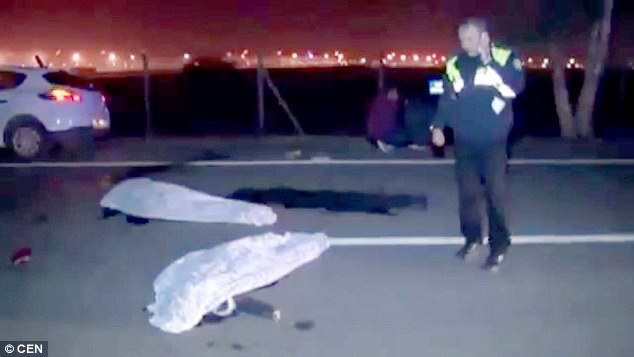 Hai thiếu niên bị xe tải đâm chết vì nằm giữa đường chụp ảnh ảnh 1