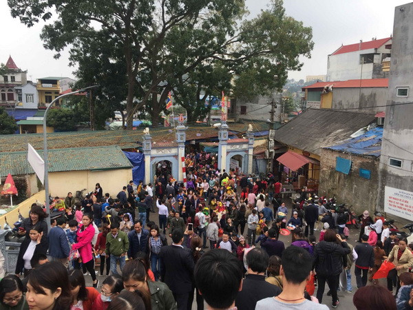 Hiệu trưởng và giáo viên trường THCS Mỹ Lương đi lễ giờ hành chính ảnh 1