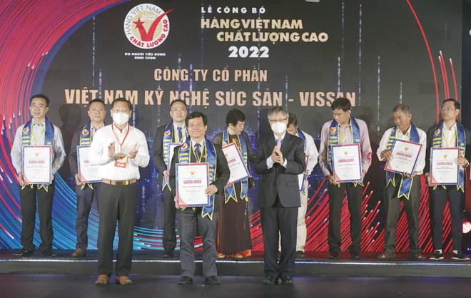 Đại diện các doanh nghiệp nhận chứng nhận Doanh nghiệp Hàng Việt Nam chất lượng cao năm 2022. (Ảnh: Mỹ Phương/TTXVN) Trao chứng nhận cho 524 doanh nghiệp hàng Việt Nam chất lượng cao ảnh 1