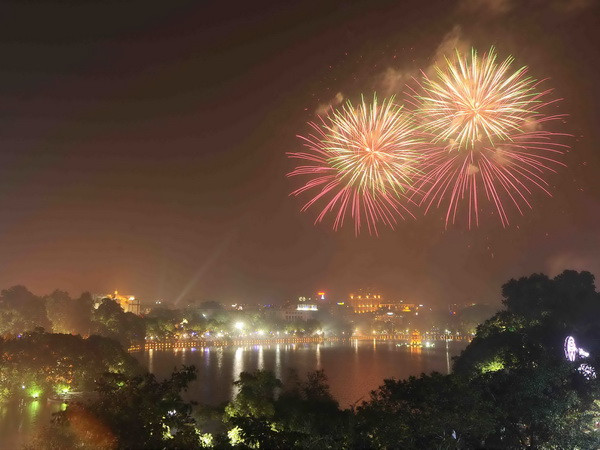 Hà Nội kêu gọi kinh phí xã hội hóa điểm bắn pháo hoa ở bãi giữa ảnh 1