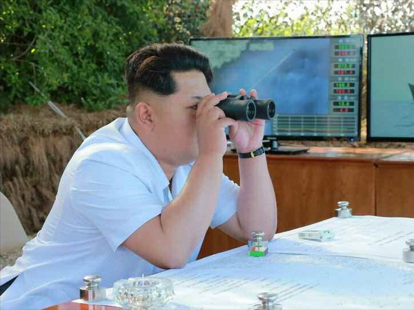 Lãnh đạo Triều Tiên quan sát tập trận bắn đạn thật ban đêm ảnh 1