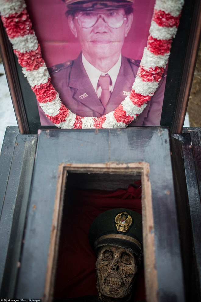 Rùng mình với nghi lễ "thay áo mới cho người chết" ở Indonesia ảnh 6