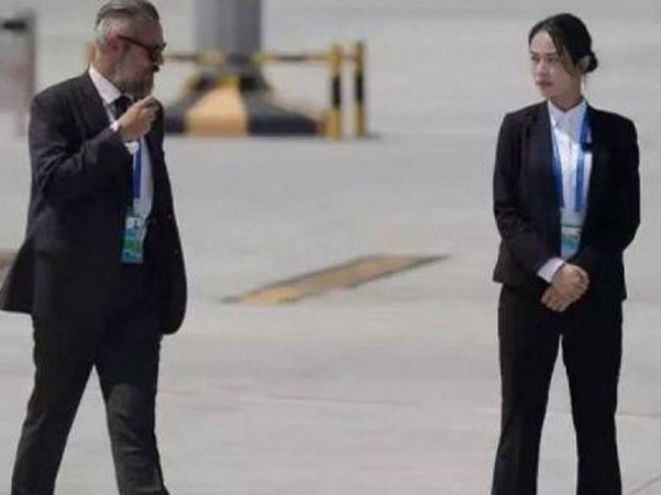 [Photo] Nữ vệ sỹ xinh đẹp tại G20 trở thành nữ hoàng trực tuyến ảnh 1