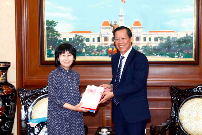 Chủ tịch Ủy ban Nhân dân Thành phố Hồ Chí Minh Phan Văn Mãi tặng quà đối ngoại cho bà Hirose Noriko, Đại sứ Du lịch Thành phố Hồ Chí Minh tại tỉnh Aichi (Nhật Bản). (Ảnh: Xuân Khu/TTXVN) TTXVN_1903TPHCMNhatban2.jpg