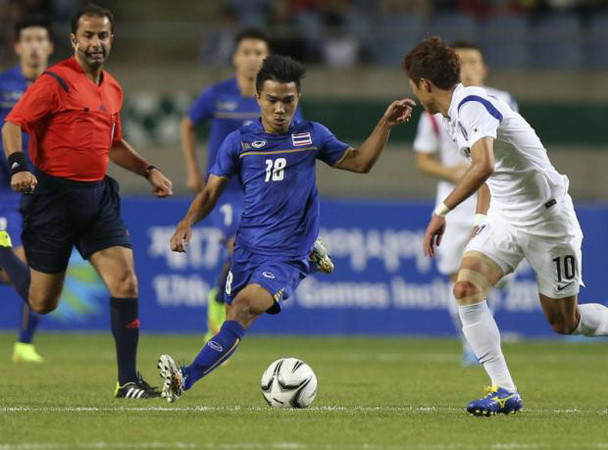 Kiatisuk đánh liều với "Messi của Thái Lan" ở trận gặp Philippines ảnh 1