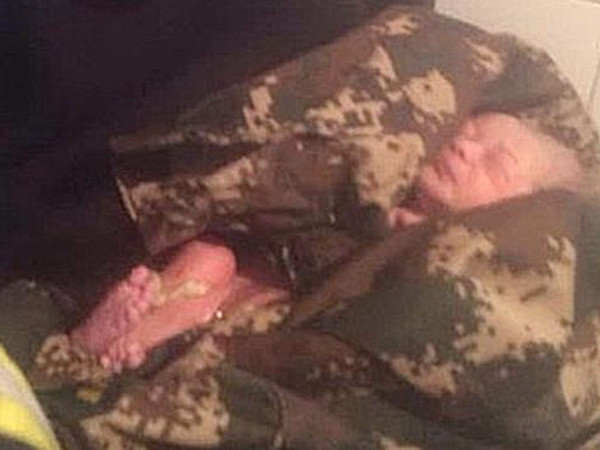 Bé sơ sinh thoát chết thần kỳ sau khi bị mẹ xả xuống bồn cầu ảnh 1