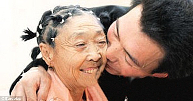 Cặp đôi vợ chồng lệch nhau 32 tuổi kỷ niệm 18 năm ngày cưới ảnh 3