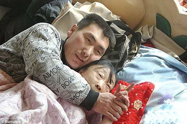 Cặp đôi vợ chồng lệch nhau 32 tuổi kỷ niệm 18 năm ngày cưới ảnh 1