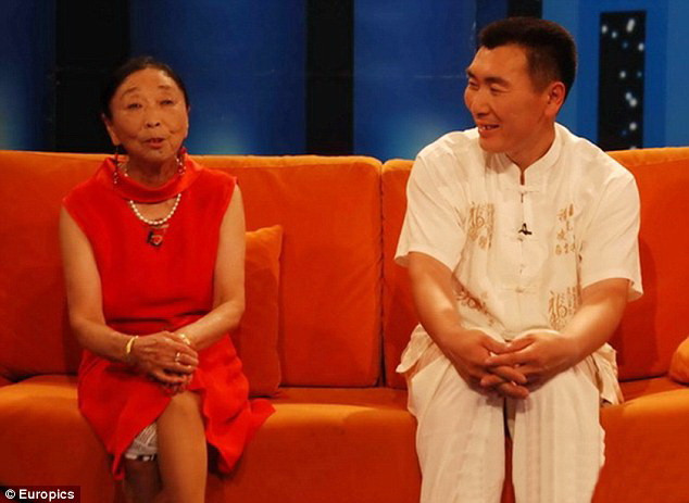 Cặp đôi vợ chồng lệch nhau 32 tuổi kỷ niệm 18 năm ngày cưới ảnh 2