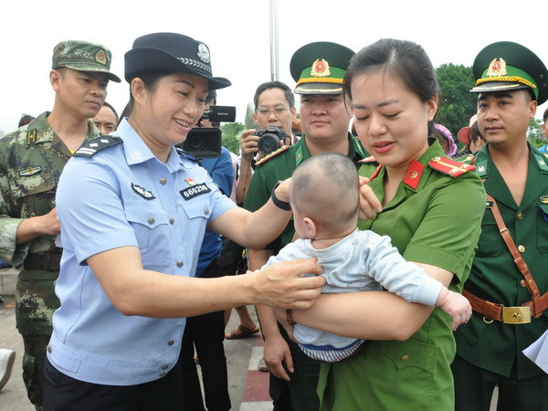 Quảng Ninh tiếp nhận một bé trai bị lừa bán sang Trung Quốc ảnh 1