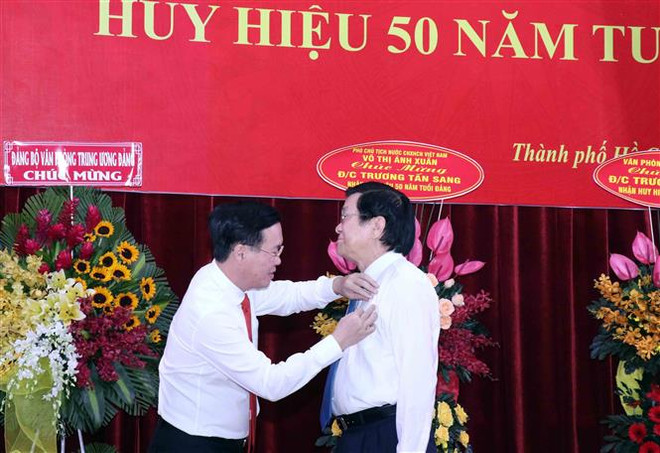 Trao huy hiệu Đảng cho nguyên Chủ tịch nước Trương Tấn Sang ảnh 1
