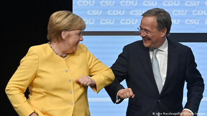 Thủ tướng Angela Merkel và ứng cử viên thủ tướng Armin Laschet. (Nguồn: Getty Images) Đức: Thủ tướng Merkel huy động sự ủng hộ cho ứng cử viên Laschet ảnh 1