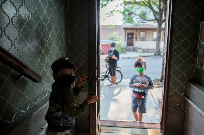 Bash mở cửa căn hộ cho mẹ, Bernadette Castro. (Nguồn: Washington Post) Những khó khăn trong việc chăm sóc trẻ nhỏ trước biến chủng Delta ảnh 5