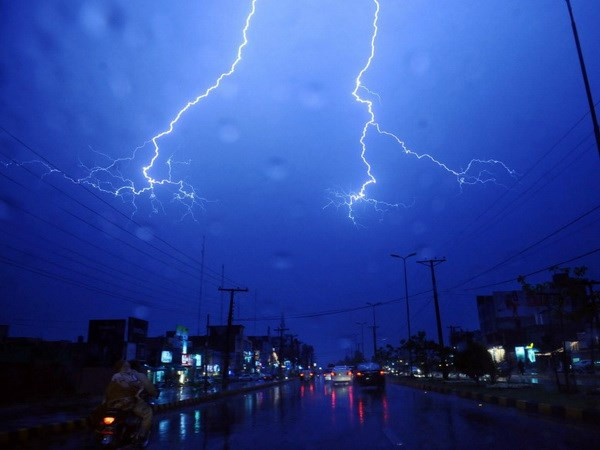 Các khu vực trên cả nước đều có mưa rào, đề phòng xảy ra lốc, sét ảnh 1