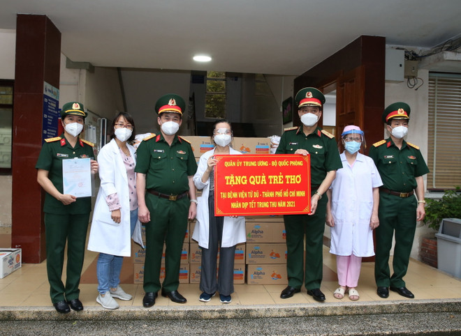 ​Tặng quà Trung Thu cho các cháu hoàn cảnh khó khăn do dịch COVID-19 ảnh 1