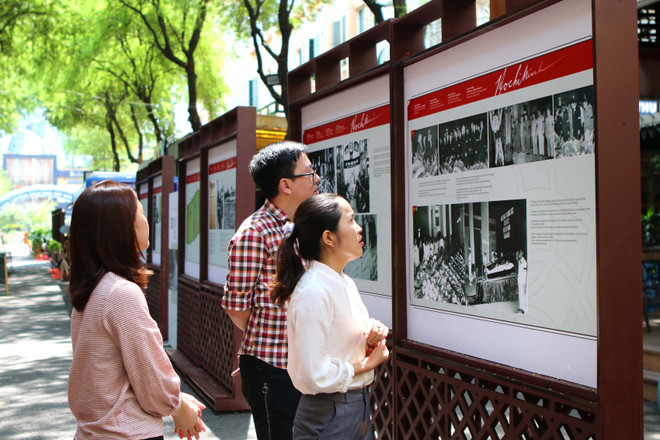 Khách tham quan triển lãm sách, tư liệu Hồ Chí Minh: Cuộc đời và sự nghiệp. (Ảnh: Thanh Vũ/TTXVN) Triển lãm sách về cuộc đời và sự nghiệp của Chủ tịch Hồ Chí Minh ảnh 2