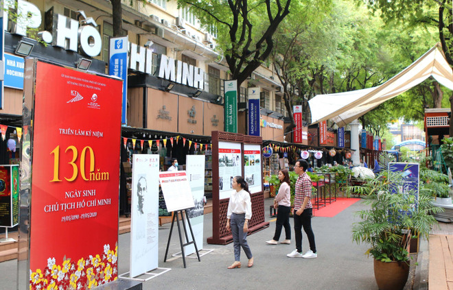 Một góc triển lãm sách, tư liệu “Hồ Chí Minh: Cuộc đời và sự nghiệp. (Ảnh: Thanh Vũ/TTXVN) Triển lãm sách về cuộc đời và sự nghiệp của Chủ tịch Hồ Chí Minh ảnh 4