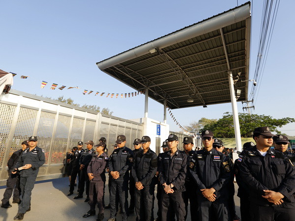 Nhà vua Thái Lan tước bỏ giáo phẩm của thủ lĩnh Dhammakaya ảnh 1