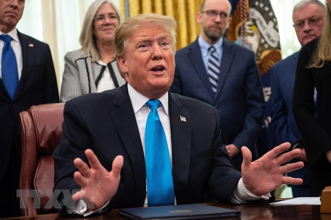 Tổng thống Mỹ Donald Trump (giữa) phát biểu tại Nhà Trắng ở Washington, DC. (Ảnh: AFP/TTXVN) Tổng thống Trump đang thay đổi chính sách với Iran? ảnh 1