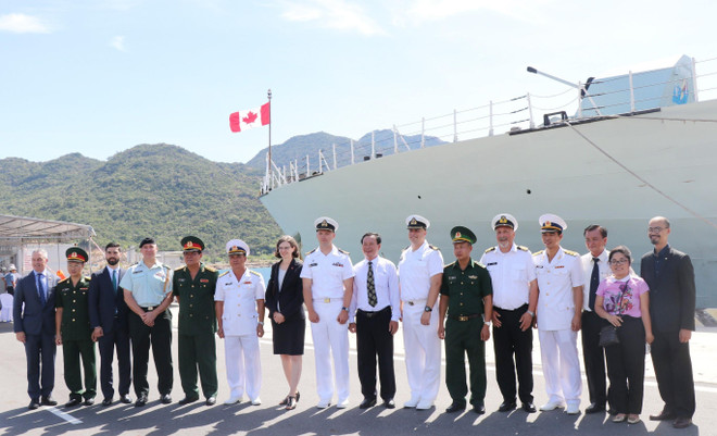 Hai tàu Hải quân Hoàng gia Canada cập cảng quốc tế Cam Ranh ảnh 2