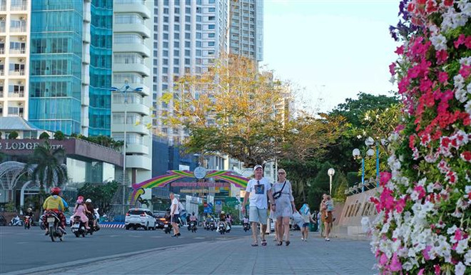 Du khách quốc tế dạo bộ trên đường phố Nha Trang ngày 27/2/2020. (Ảnh: Nguyễn Dũng/TTXVN) Khánh Hòa: Cần “vá lỗ hổng” nhằm thu hút khách du lịch ảnh 1