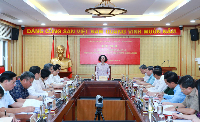 Bà Trương Thị Mai, Ủy viên Bộ Chính trị, Thường trực Ban Bí thư, Trưởng Ban Tổ chức Trung ương, Trưởng Tiểu ban phát biểu chỉ đạo hội nghị. (Ảnh: Phương Hoa/TTXVN) Tiểu ban Bảo vệ Chính trị nội bộ TW sơ kết 6 tháng đầu năm 2023 ảnh 1
