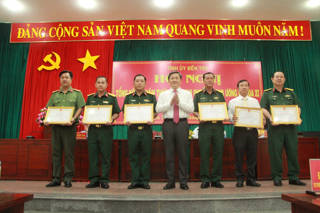 Trao bằng khen của Chủ tịch UBND tỉnh Bến Tre cho các tập thể có thành tích xuất sắc trong 10 năm thực hiện Nghị quyết Trung ương 8 khóa XI về Chiến lược bảo vệ Tổ quốc trong tình hình mới. (Ảnh Công Trí/TTXVN) Ứng phó linh hoạt, uyển chuyển để tạo ra cơ hội trong hội nhập quốc tế ảnh 2