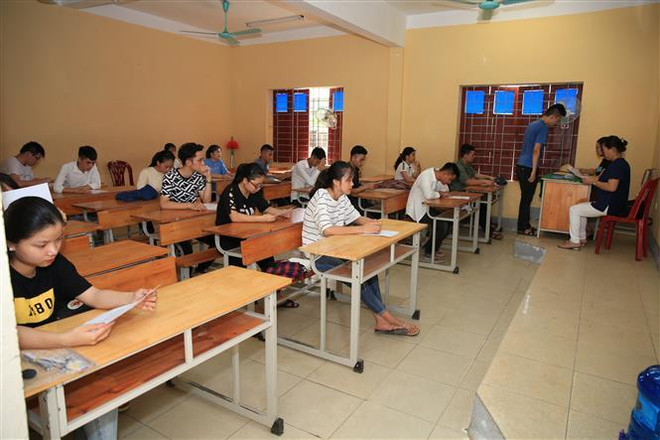 Thí sinh đến làm thủ tục dự thi tại điểm thi trường THPT Hà Huy Tập, thành phố Vinh. (Ảnh: Bích Huệ/TTXVN) Ít có sai sót trong ngày làm thủ tục dự thi THPT Quốc gia 2019 ảnh 1