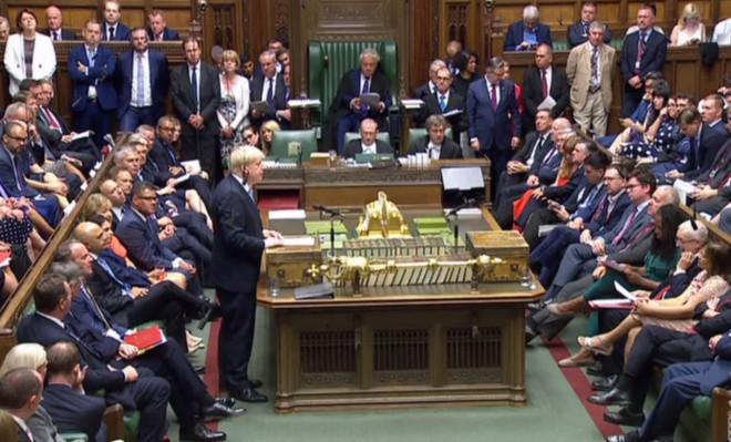 Thủ tướng Anh Boris Johnson phát biểu trong cuộc họp Hạ viện ở thủ đô London. (Ảnh: AFP/TTXVN) Những 'vũ khí' trong cuộc chiến ngăn ngừa một Brexit không thỏa thuận ảnh 1