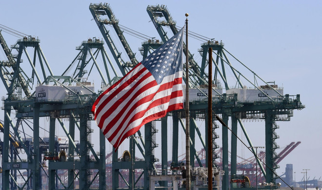 Cảng Long Beach ở Los Angeles, Mỹ. (Ảnh: AFP/TTXVN) Chính sách của Fed trong dòng chảy của nền kinh tế Mỹ ảnh 1