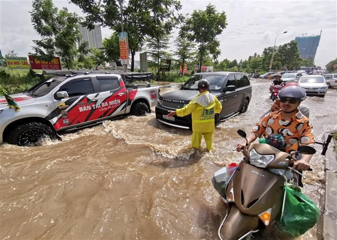 Thủ đô Hà Nội có mưa rào và dông. (Ảnh: Thành Đạt/TTXVN) Chiều tối và đêm 19/8, mưa và dông bao trùm các khu vực trên cả nước ảnh 1