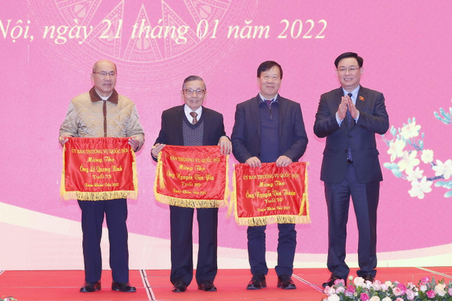 Chủ tịch Quốc hội Vương Đình Huệ mừng thọ các đồng chí cao tuổi. (Ảnh: Doãn Tấn/TTXVN) Chủ tịch Quốc hội chúc Tết các đồng chí nguyên lãnh đạo Quốc hội ảnh 2