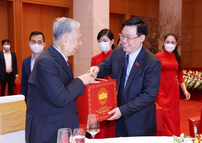 Chủ tịch Quốc hội Vương Đình Huệ tặng quà lưu niệm các đồng chí nguyên lãnh đạo Quốc hội. (Ảnh: Doãn Tấn/TTXVN) Chủ tịch Quốc hội chúc Tết các đồng chí nguyên lãnh đạo Quốc hội ảnh 3