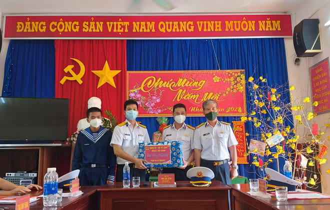 Bộ Tư lệnh Vùng 2 Hải quân thăm, chúc Tết tại huyện Côn Đảo ảnh 2