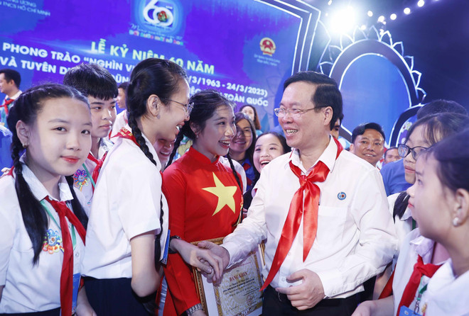 Chủ tịch nước Võ Văn Thưởng và các 'Dũng sỹ nghìn việc tốt' tại buổi lễ. (Ảnh: Thống Nhất/TTXVN) Chủ tịch nước dự Lễ kỷ niệm 60 năm phong trào “Nghìn việc tốt” ảnh 1