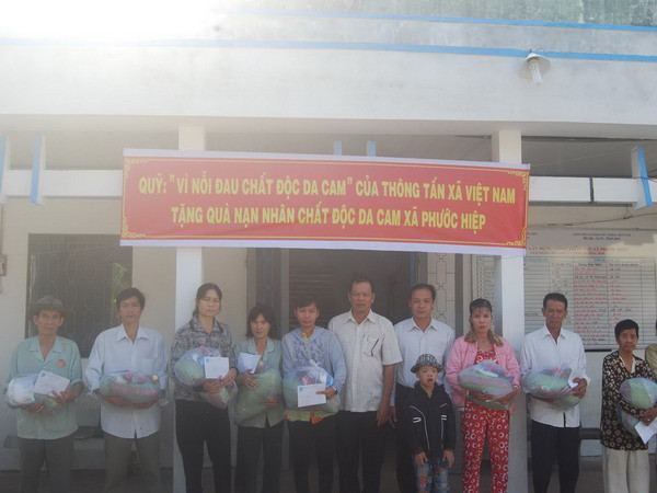 Cơ quan thường trú Thông tấn xã Việt Nam tại Bến Tre trao quà cho nạn nhân chất độc da cam. (Ảnh: Văn Trí/Vietnam+) TTXVN tặng quà cho nạn nhân da cam tại tỉnh Bến Tre ảnh 1